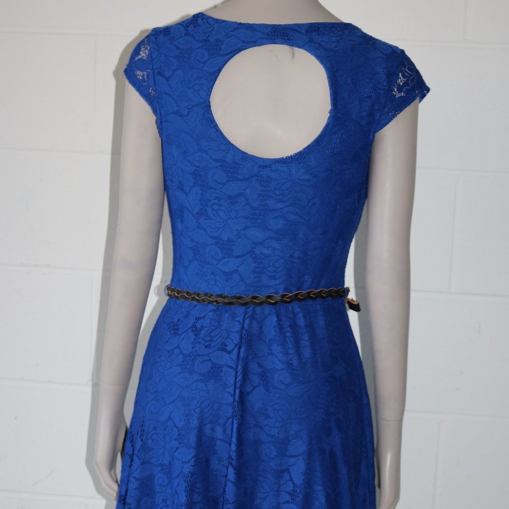 Women’s Ruffled Dress - Picture 4 of 8